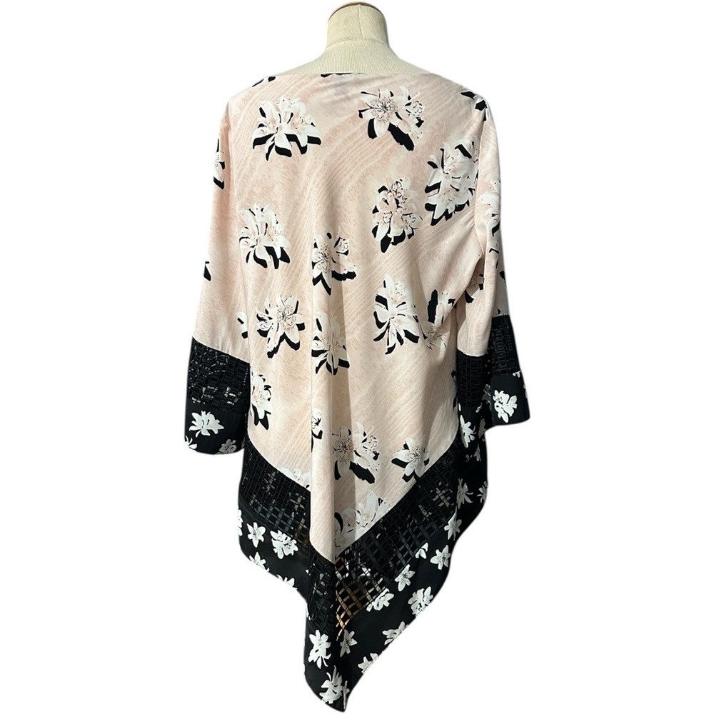 Alfani Printed Crochet Trim V-Hem Top Pink Size 1X - Picture 5 of 6